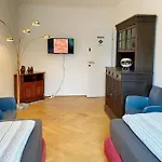 Royal Retreat Hostel - Steps From Schoenbrunn Palace!!