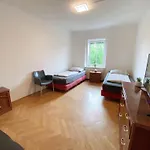 Royal Retreat Hostel - Steps From Schoenbrunn Palace!!