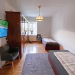 Royal Retreat Hostel - Steps From Schoenbrunn Palace!!
