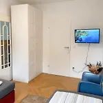 Royal Retreat Hostel - Steps From Schoenbrunn Palace!!