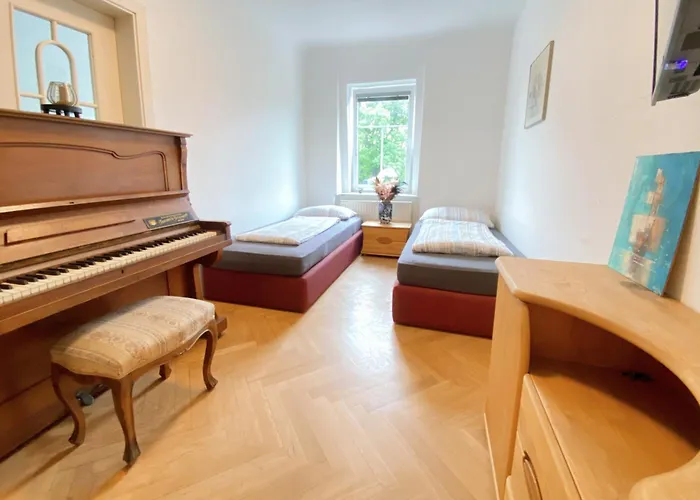 Royal Retreat Hostel - Steps From Schoenbrunn Palace!!