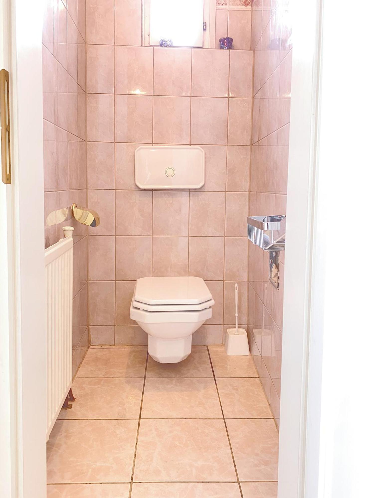 Hostel Royal Retreat - Steps From Schoenbrunn Palace!!