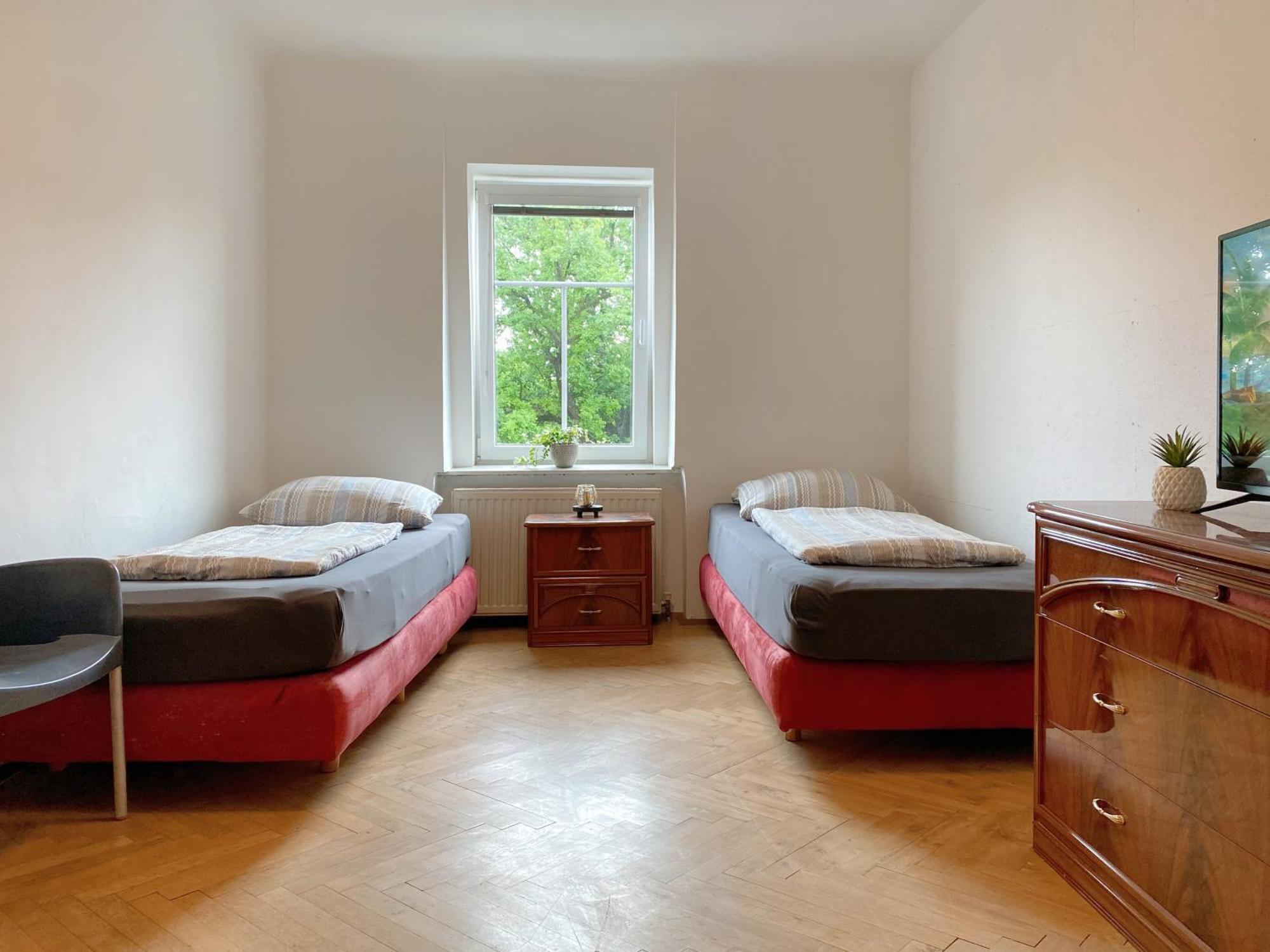 Royal Retreat - Steps From Schoenbrunn Palace!! Hostel