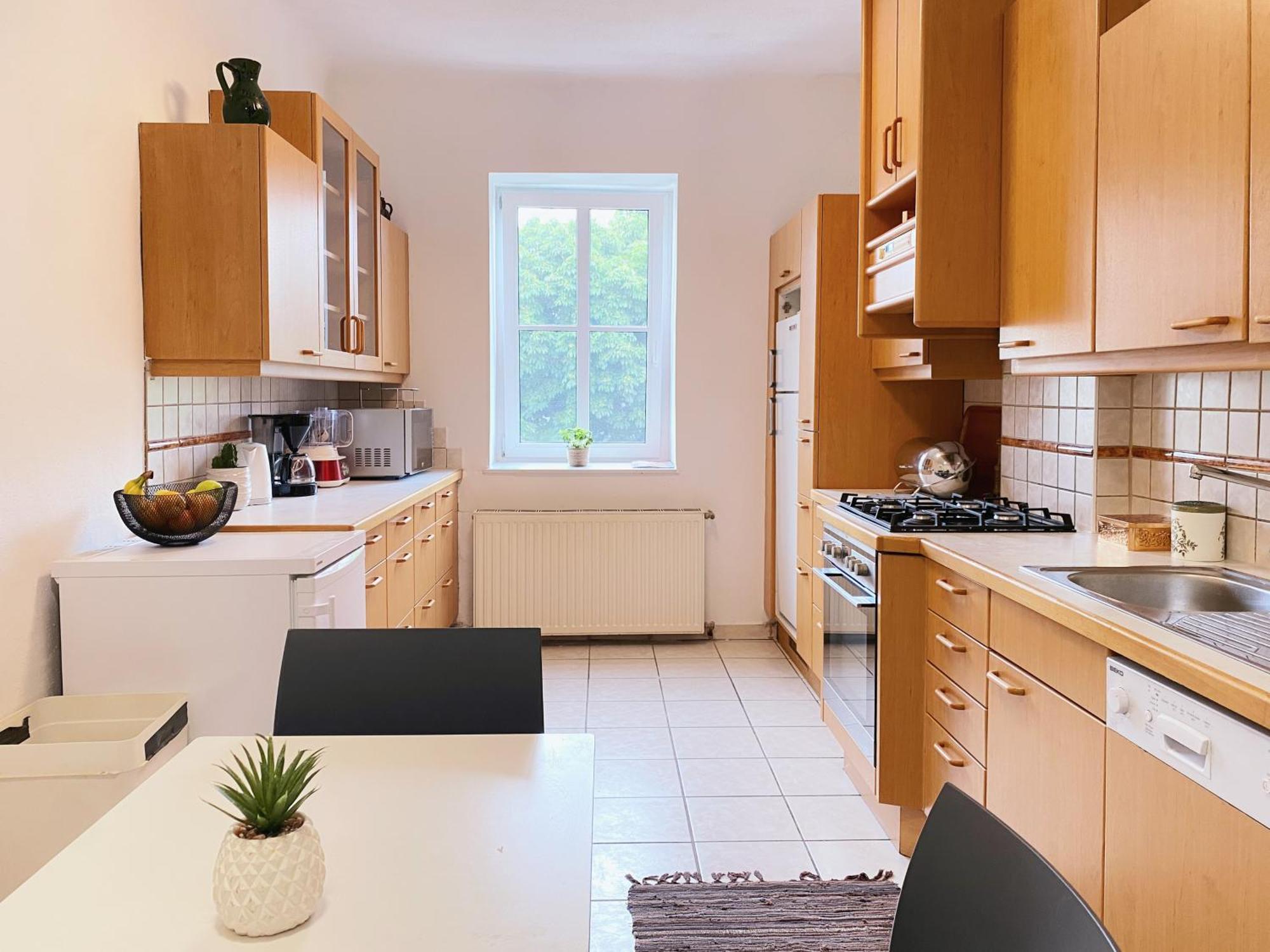 Hostel Royal Retreat - Steps From Schoenbrunn Palace!!