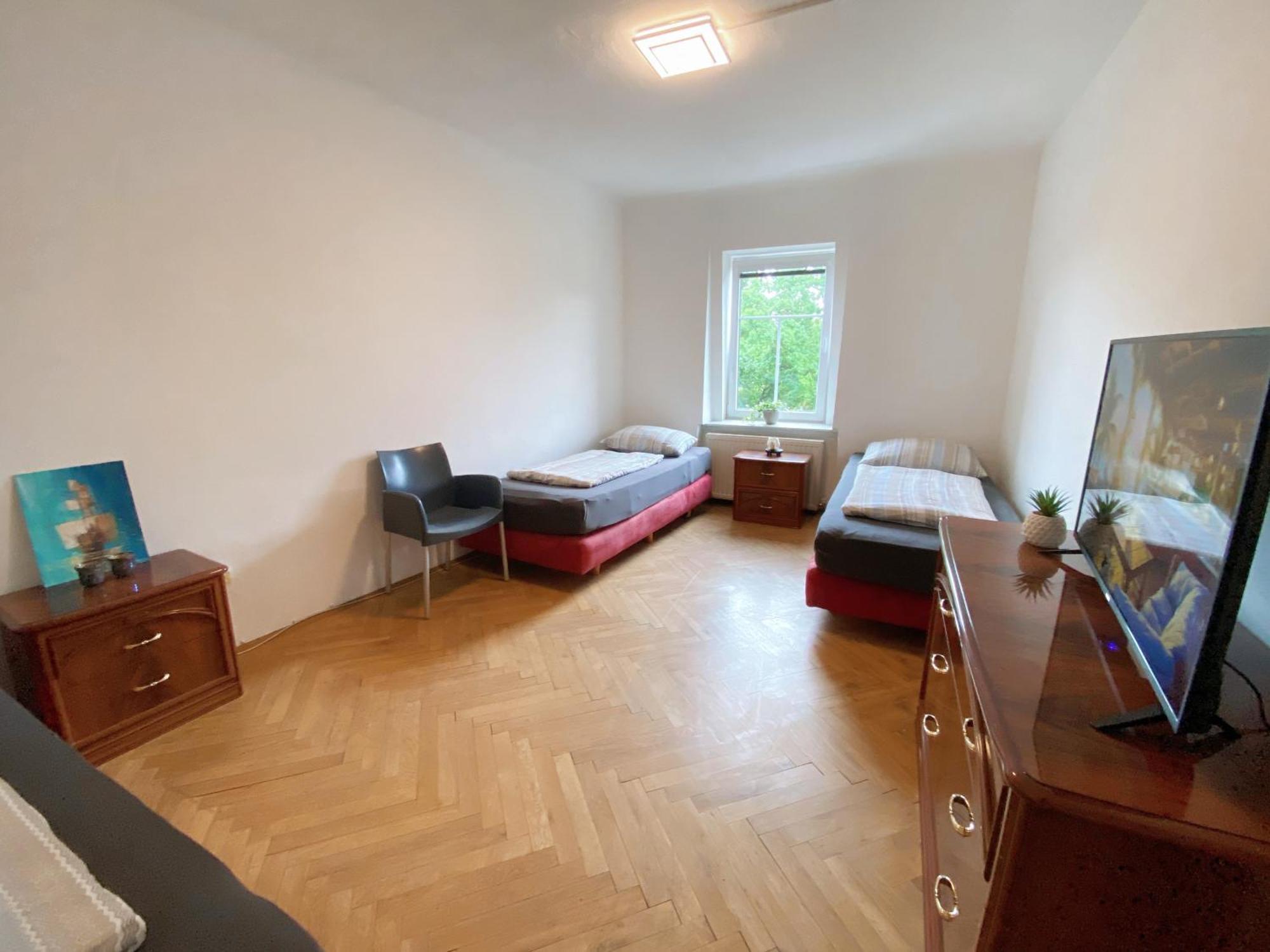 Royal Retreat - Steps From Schoenbrunn Palace!! Hostel *