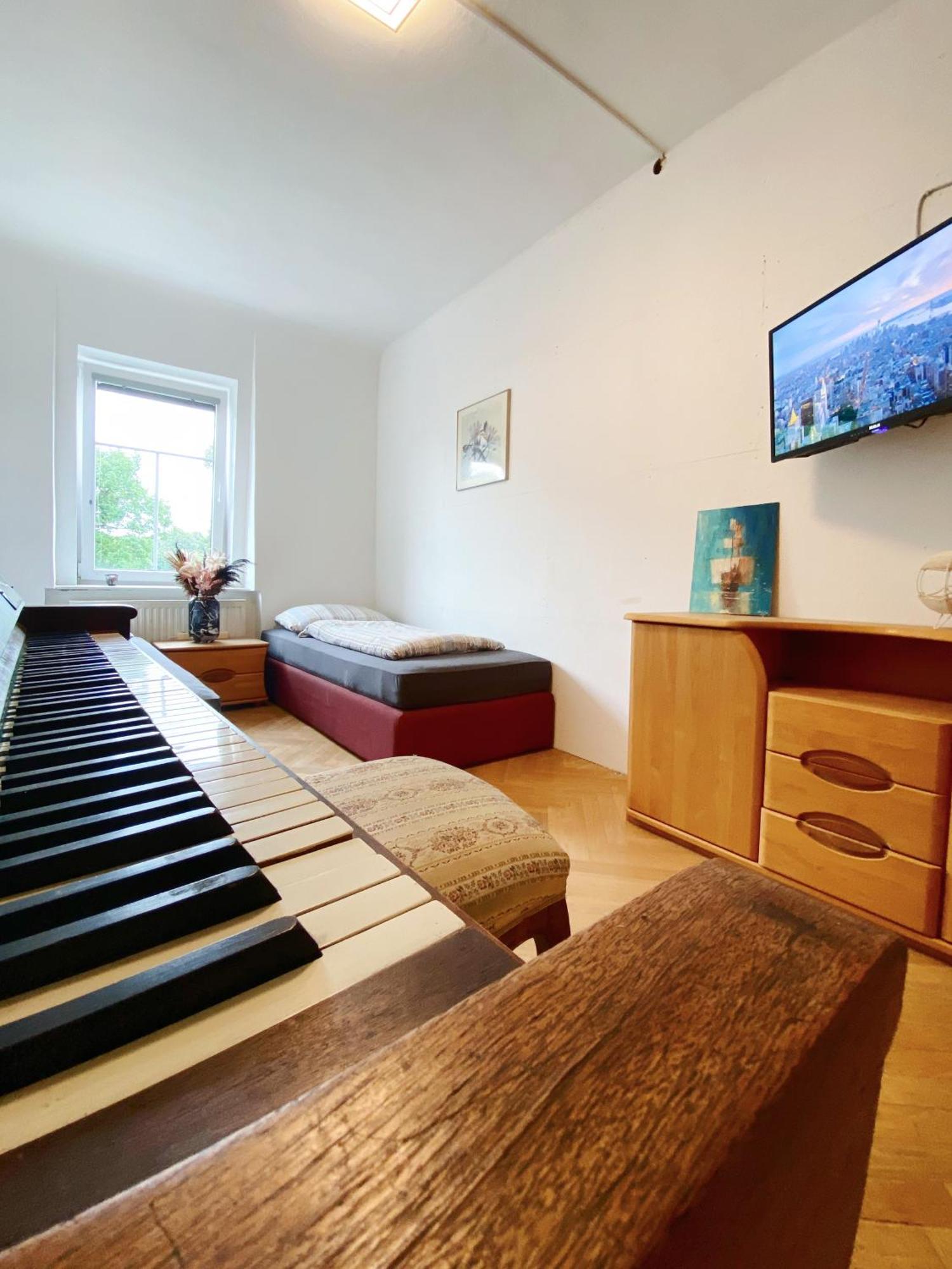 Royal Retreat - Steps From Schoenbrunn Palace!! Hostel
