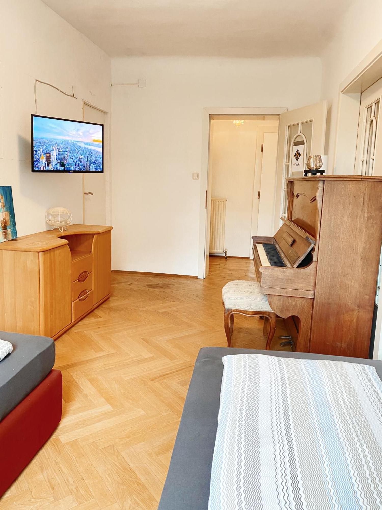 Royal Retreat - Steps From Schoenbrunn Palace!! Hostel Wien
