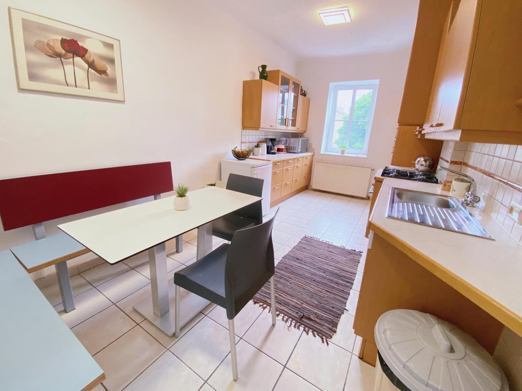 Hostel Royal Retreat - Steps From Schoenbrunn Palace!!