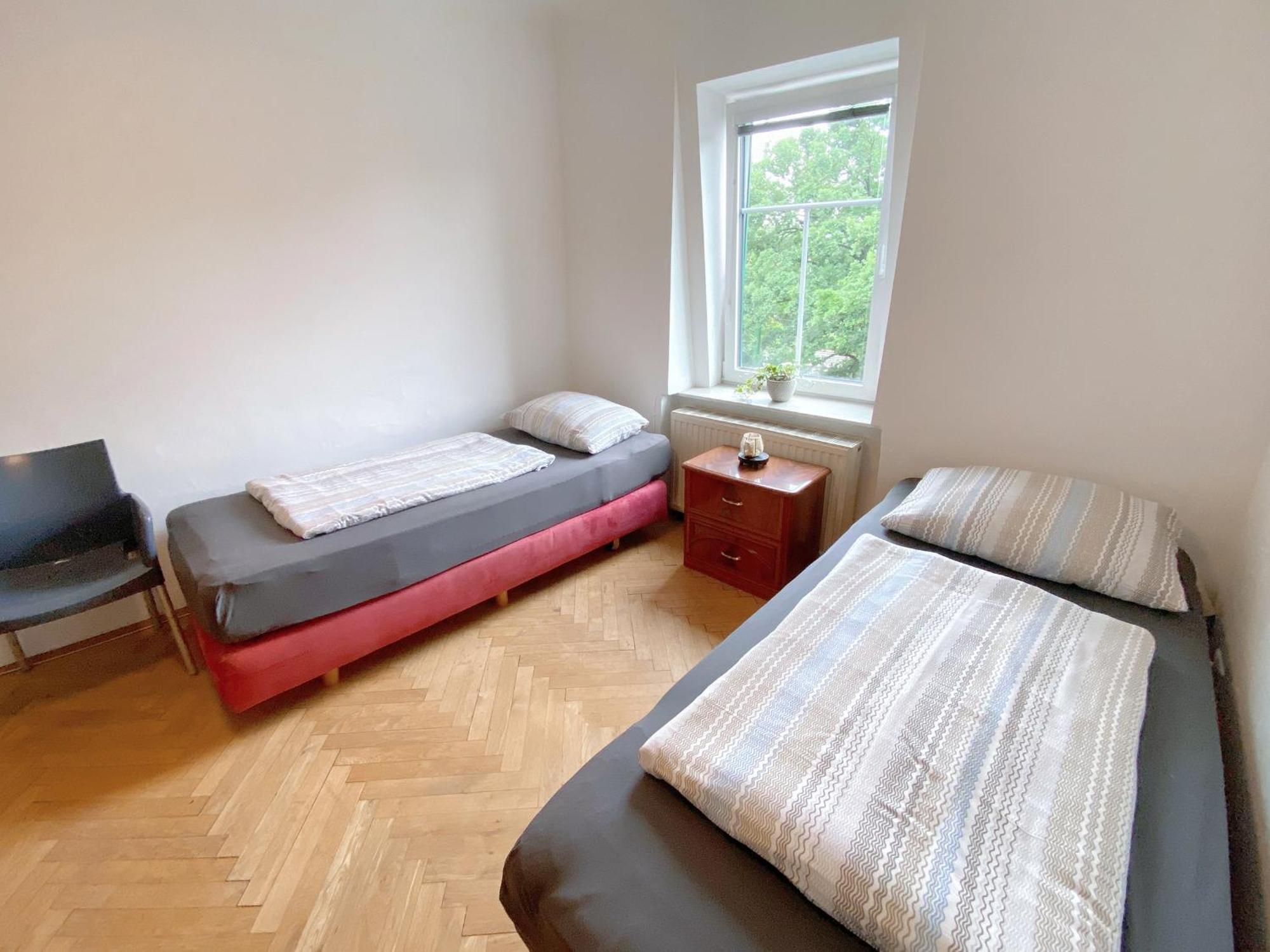Royal Retreat - Steps From Schoenbrunn Palace!! Hostel
