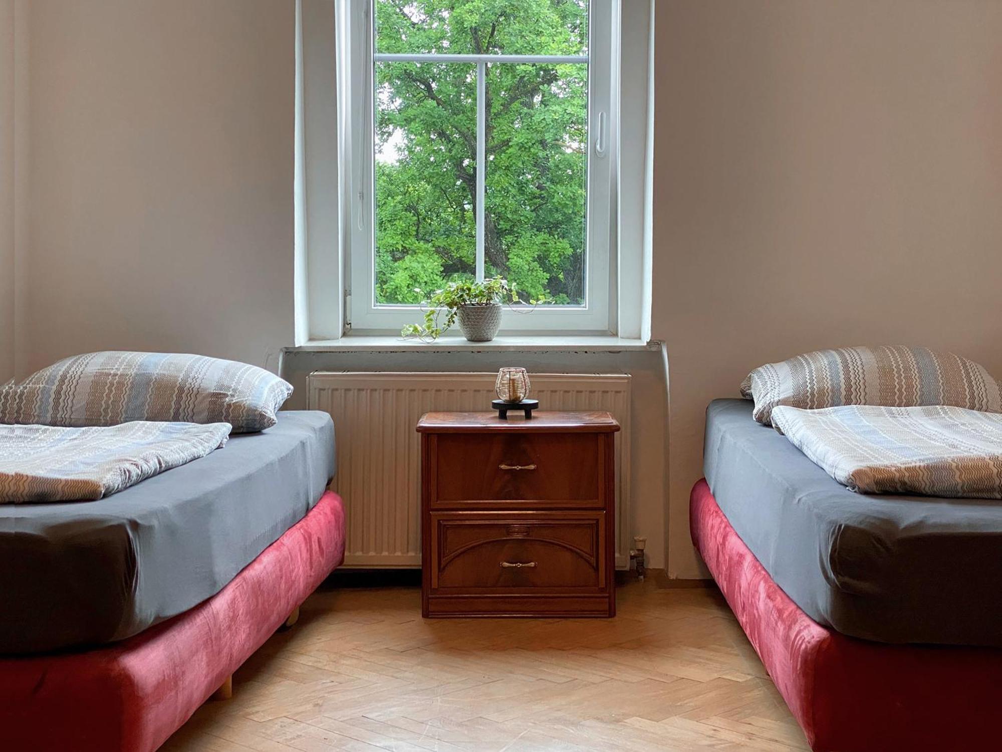 Hostel Royal Retreat - Steps From Schoenbrunn Palace!!