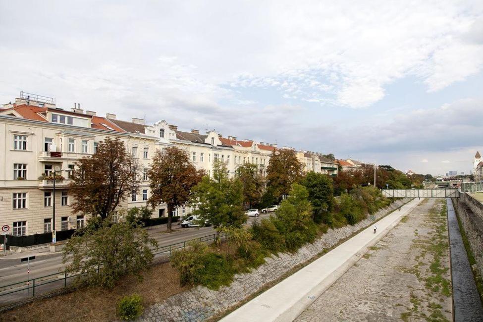 Royal Retreat - Steps From Schoenbrunn Palace!!