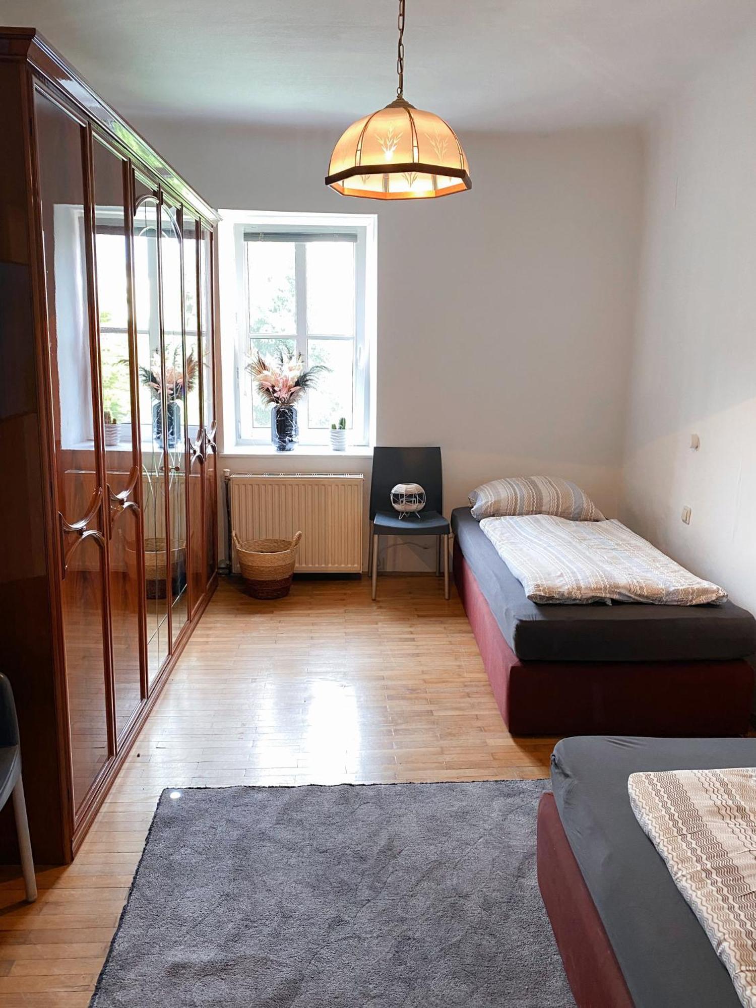Hostel Royal Retreat - Steps From Schoenbrunn Palace!! *