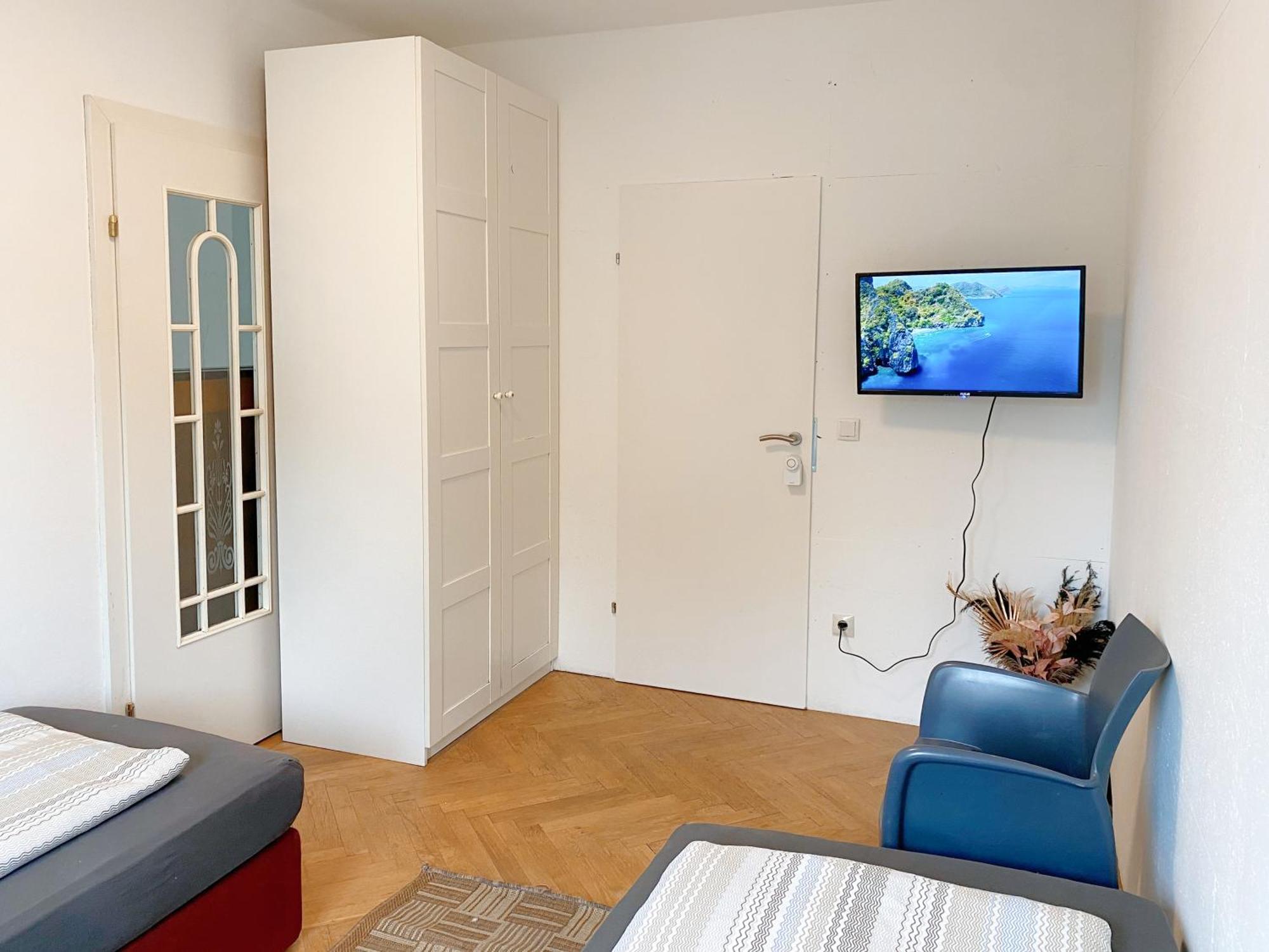 Hostel Royal Retreat - Steps From Schoenbrunn Palace!! Vienna