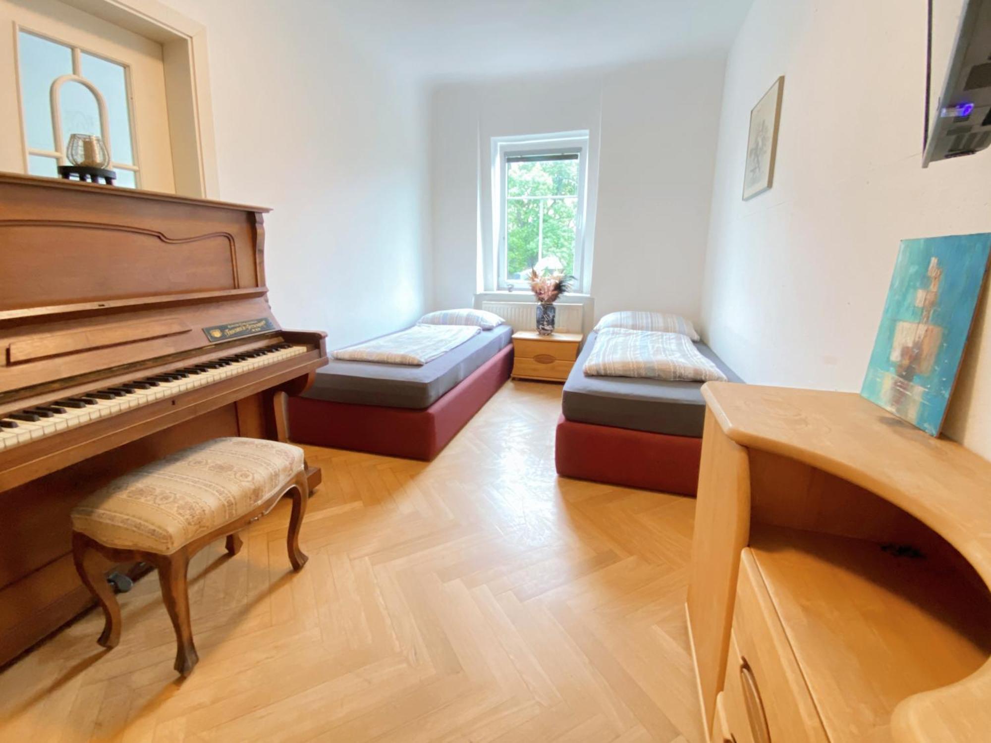 Royal Retreat - Steps From Schoenbrunn Palace!! Hostel *